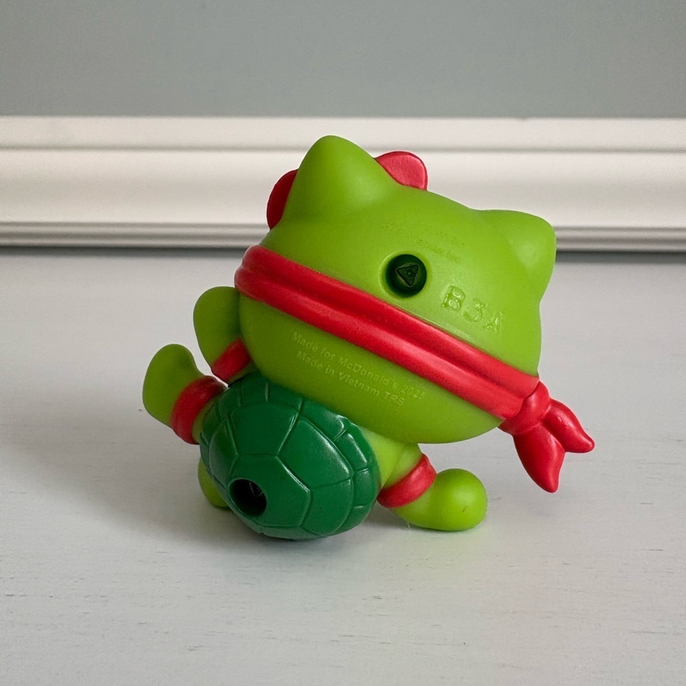 2025 Mcdonald's Hello Kitty x Teenage Mutant Ninja Turtles Happy Meal Raphael - Picture 2 of 3